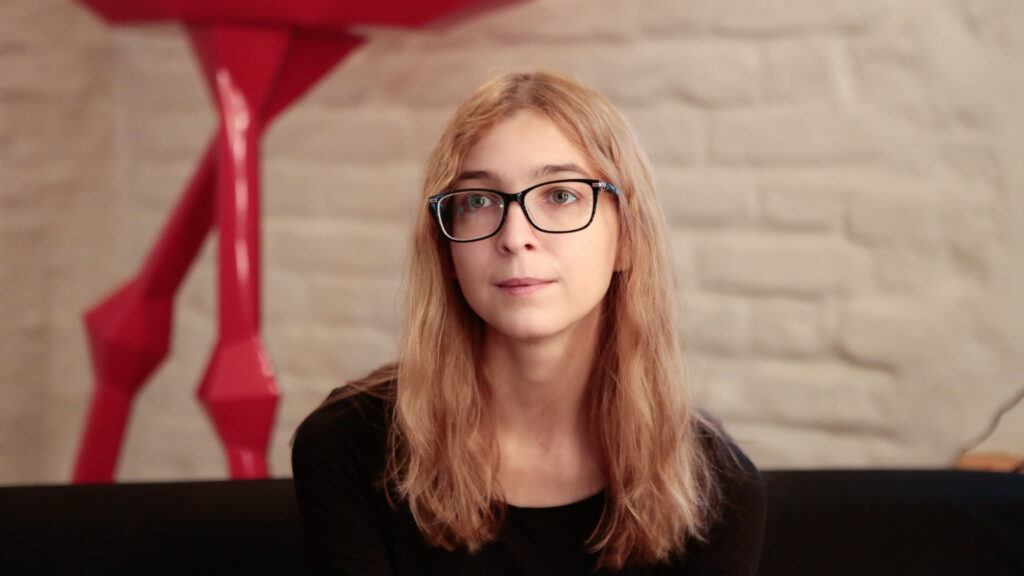 «Мозг материален»: Ася Казанцева — о том, почему объятия помогают пережить стресс | London Cult.