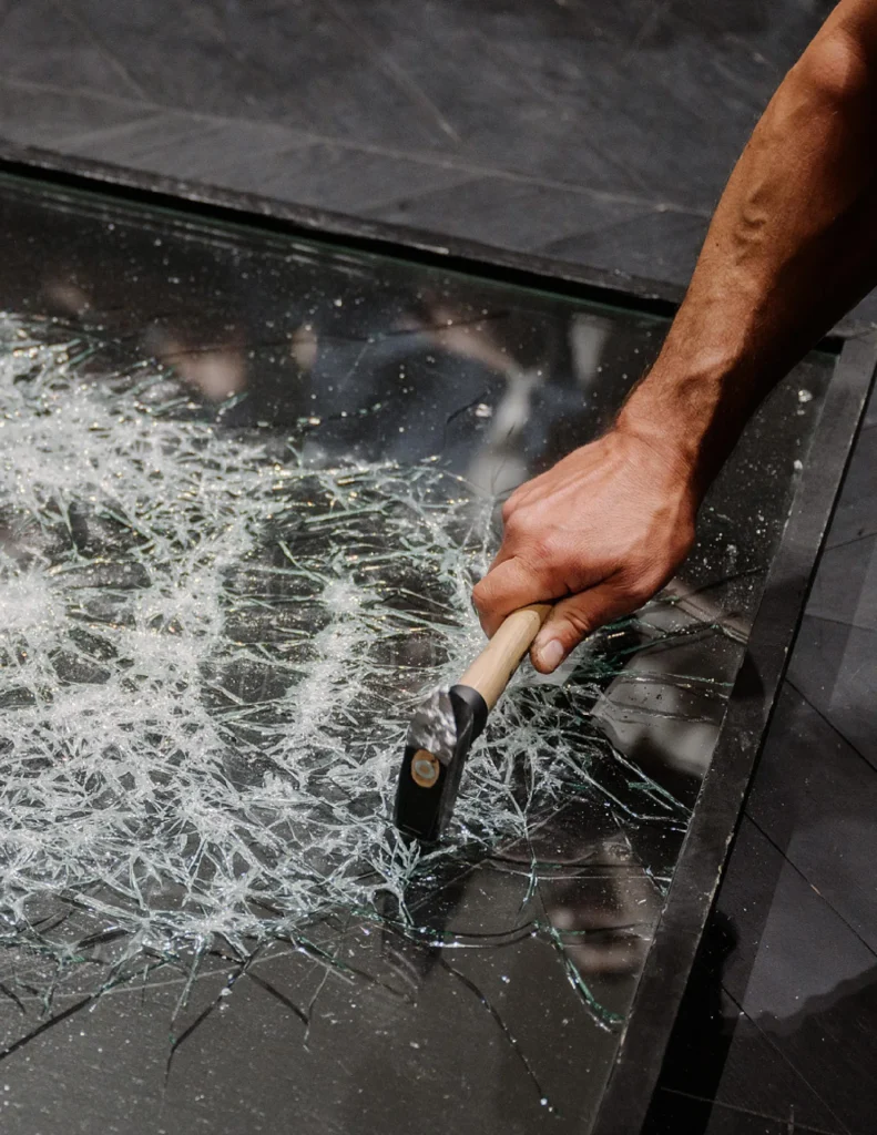 «Расколотое присутствие» в HOFA: искусство контролируемого разрушения Симона Бергера | London Cult.