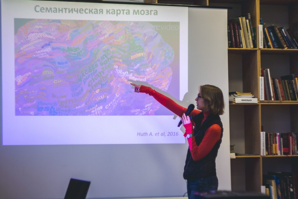 «Мозг материален»: Ася Казанцева — о том, почему объятия помогают пережить стресс | London Cult.