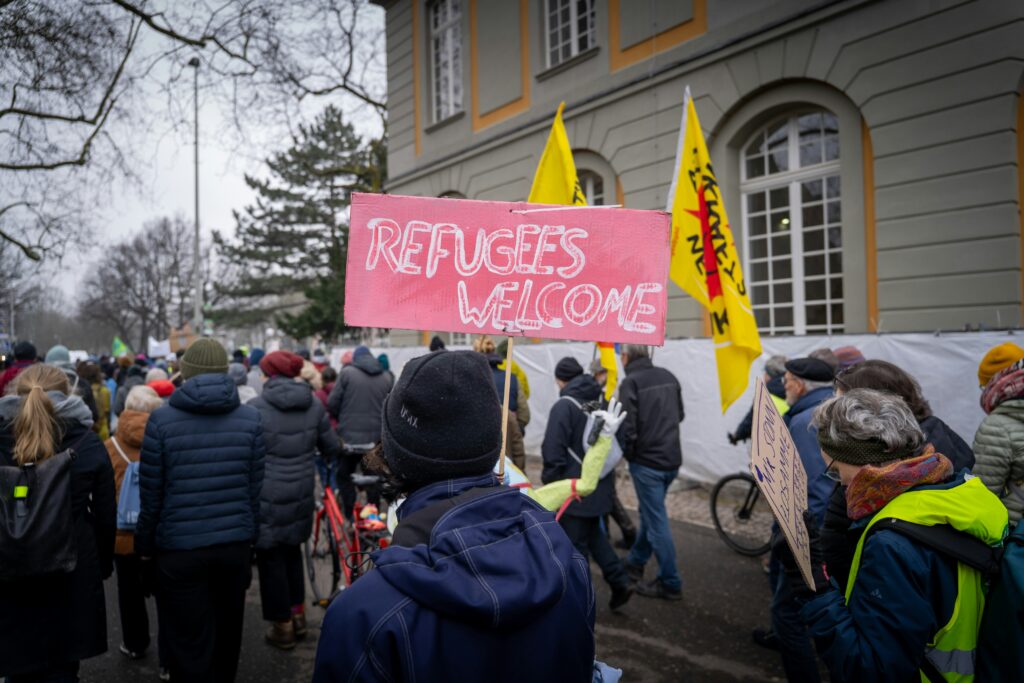 Британия отменяет постоянный статус беженцев: новые правила вступают в силу немедленно | London Cult.