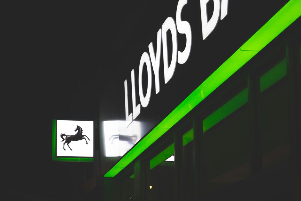 Сбой в Lloyds раскрыл чужие счета: под угрозой данные почти 500 тысяч клиентов | London Cult.