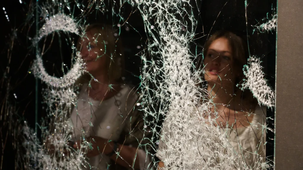 «Расколотое присутствие» в HOFA: искусство контролируемого разрушения Симона Бергера | London Cult.