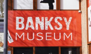 В центре Лондона появилась скульптура с подписью Banksy | London Cult.