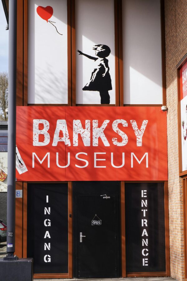 В центре Лондона появилась скульптура с подписью Banksy | London Cult.