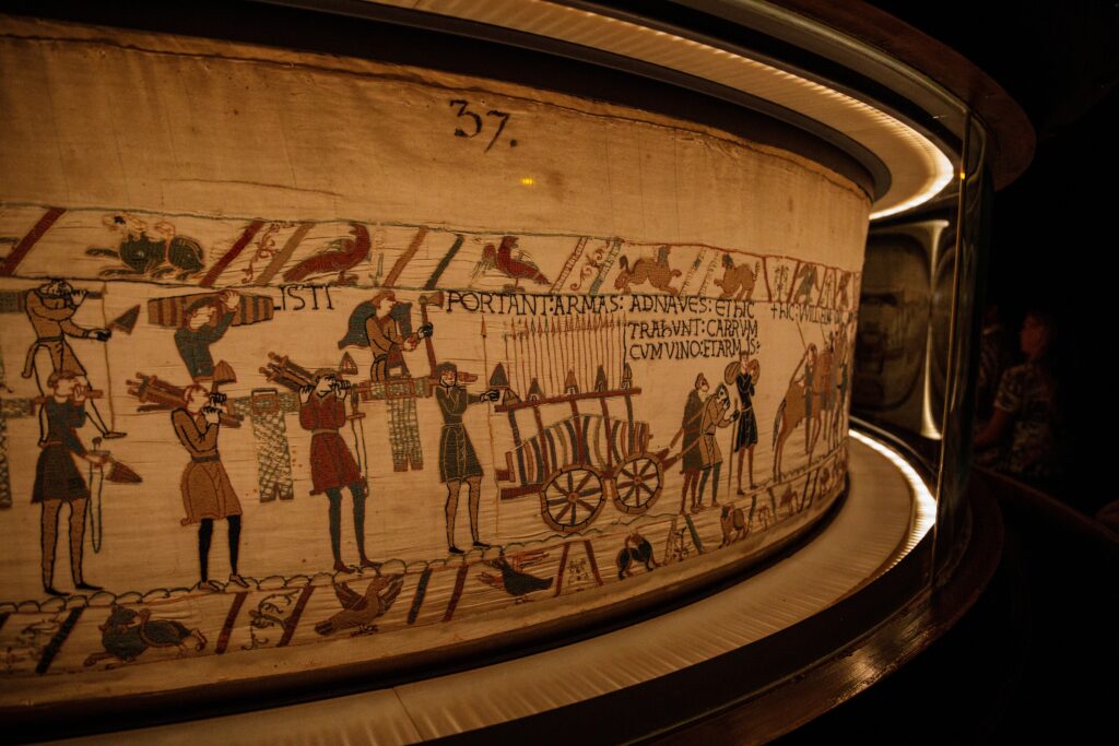 Средневековый лес у British Museum: Лондон готовится к возвращению Байёского гобелена | London Cult.