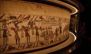 Средневековый лес у British Museum: Лондон готовится к возвращению Байёского гобелена | London Cult.