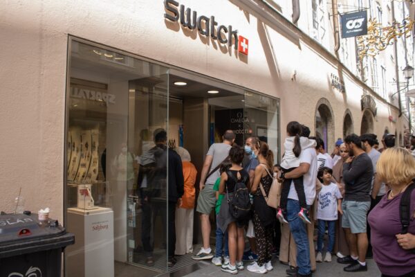 Хаос вокруг Royal Pop: Swatch закрывает магазины «по соображениям безопасности» | London Cult.