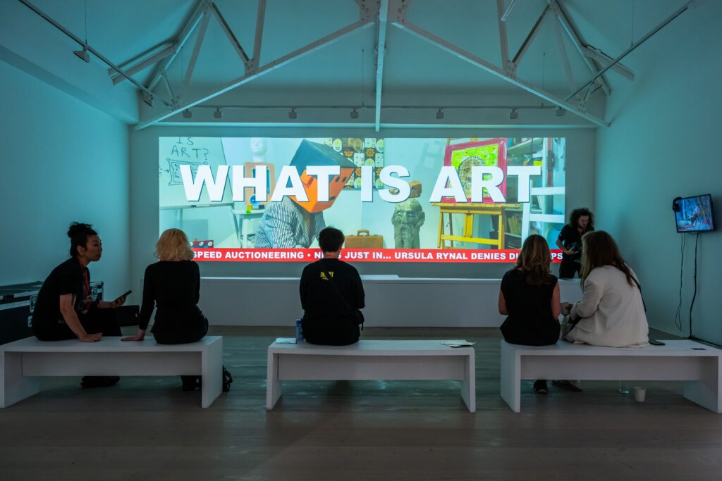 British Art Fair 2026: от Хокни до Digitalism — как меняется британский арт-рынок | London Cult.