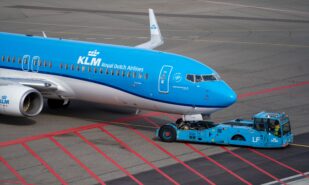 Пауэрбанк загорелся над Атлантикой: экс-глава KLM нарушил правила авиакомпании? | London Cult.
