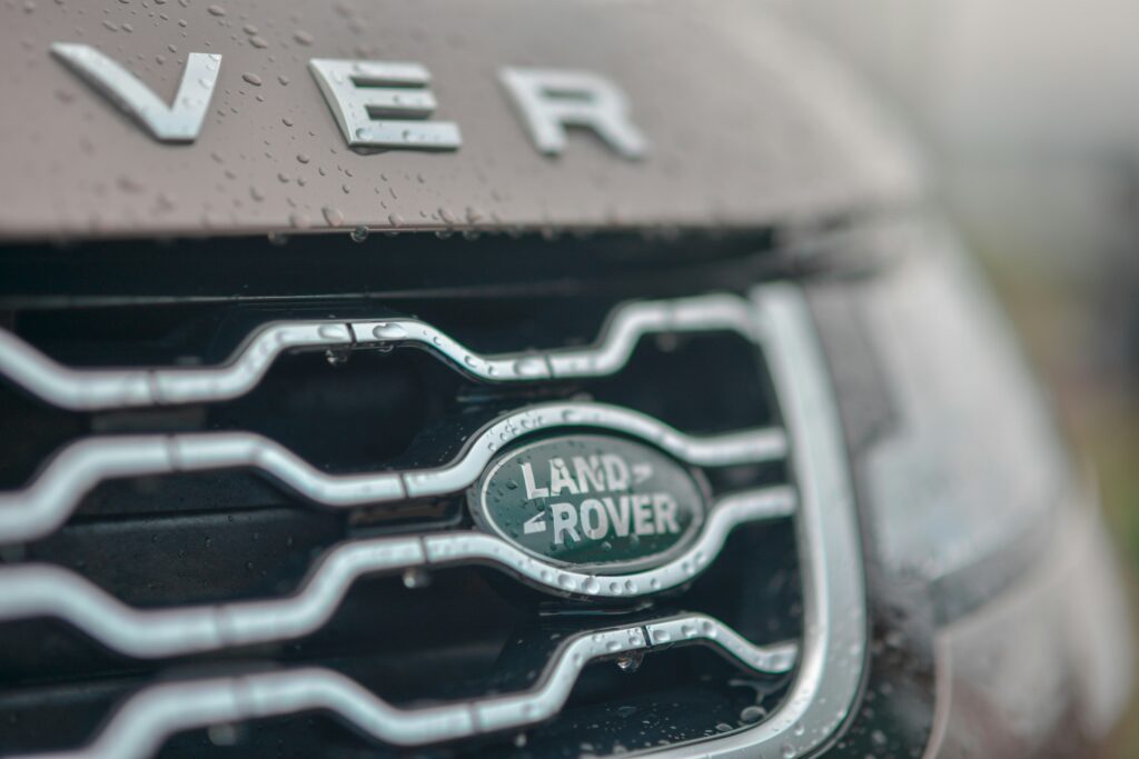 Jaguar Land Rover сократит около 4 тысяч сотрудников: что происходит с британским автогигантом | London Cult.