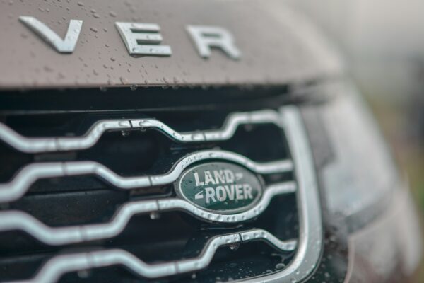 Jaguar Land Rover сократит около 4 тысяч сотрудников: что происходит с британским автогигантом | London Cult.