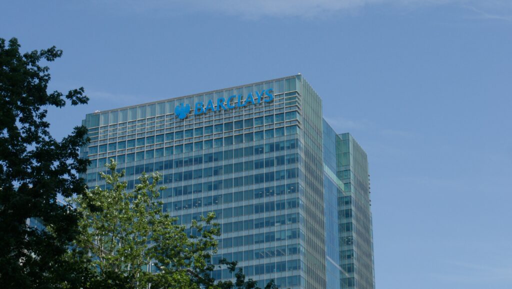 Barclays сократит 5000 сотрудников и расширит внедрение искусственного интеллекта | London Cult.