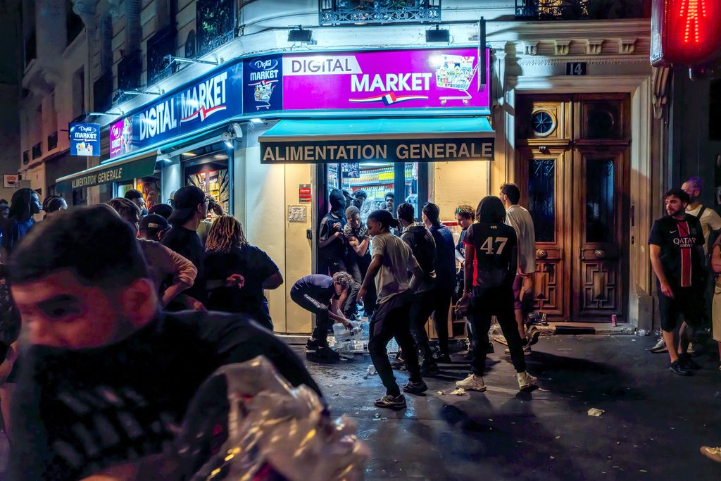 Париж, Милан, Брюссель в огне: кто и зачем раскачивает Европу? | London Cult.